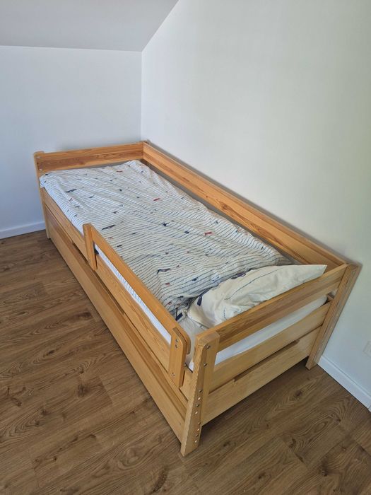 Łóżko podwójne z pojemnikiem na pościel