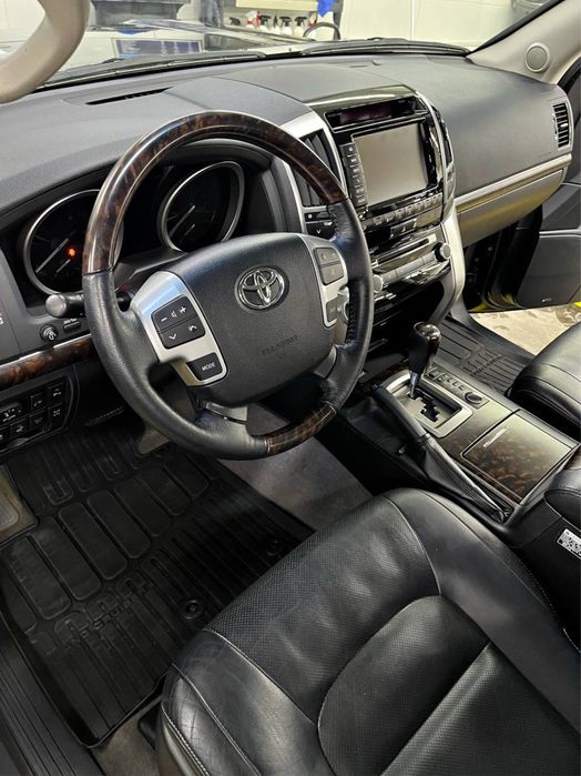 Тойота крузак 200 майже новий, можливий обмін на нерухомість в центрі