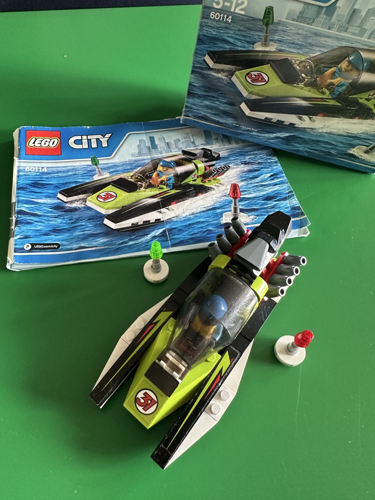 Zestaw klocków LEGO City 60114 – Łódź Wyścigowa.