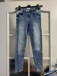 Niebieskie jeansy slim fit
