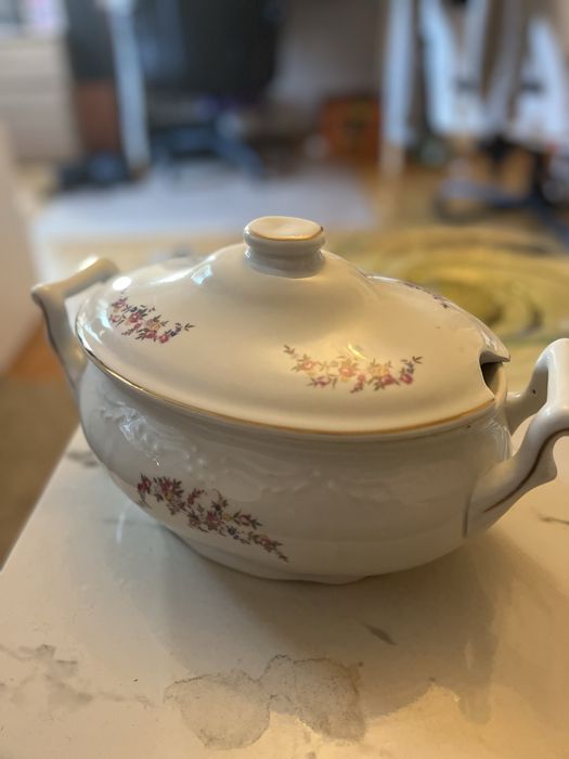 Porcelanowa waza z przykrywką.