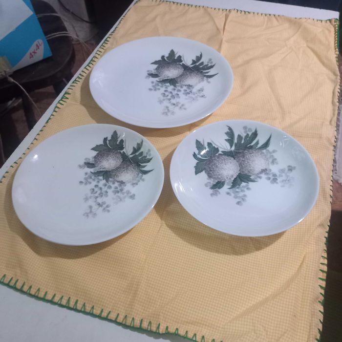 Três pratos porcelana S.P. Coimbra