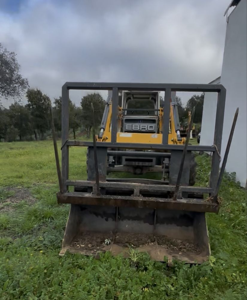 Vendo tractor com carregador e acessorios