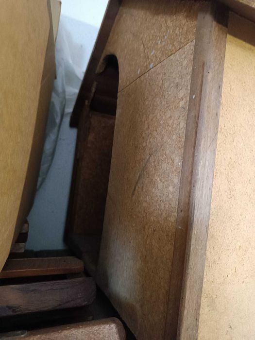 Casota de cão pequeno de madeira e cortiça