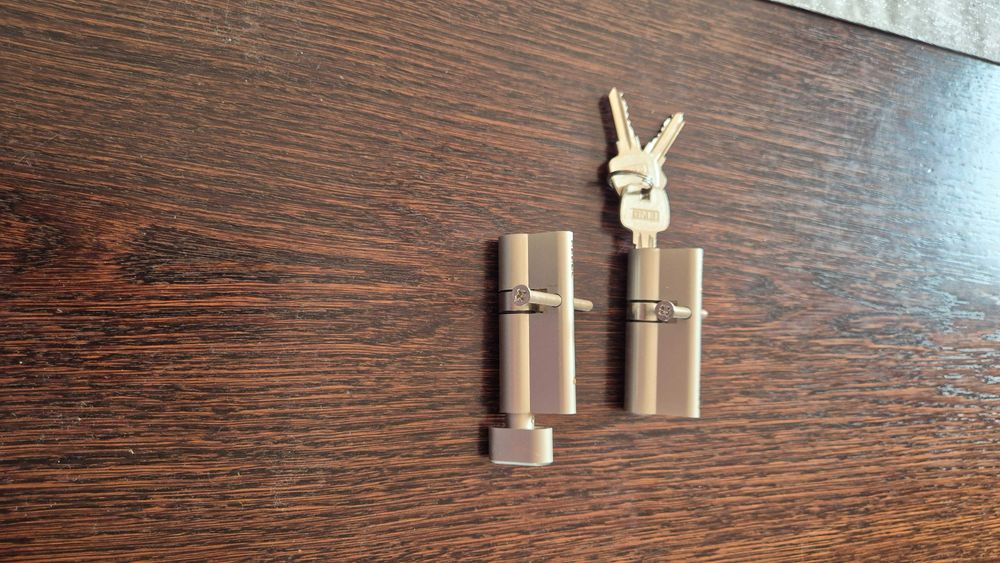 Dwie wkładki zamka w systemie 1 klucza