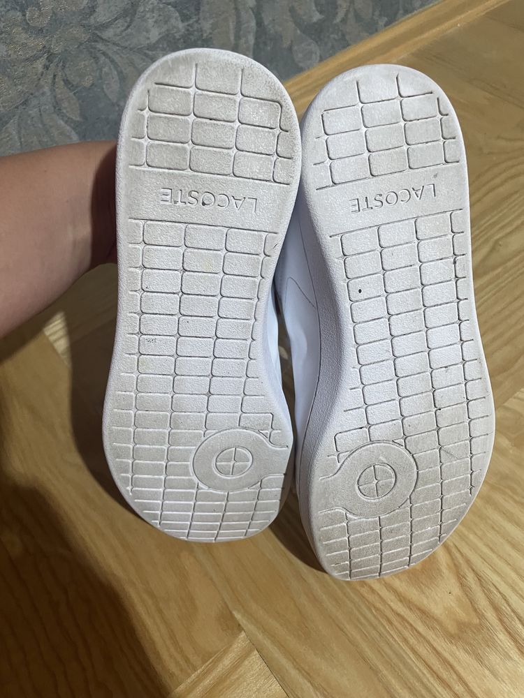 Białe buty Lacoste