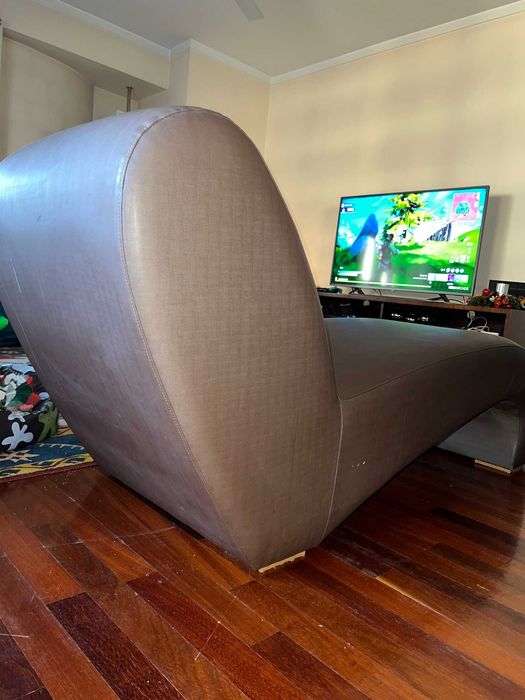 Chaise Longue ondulada com tecido silkor chocolate