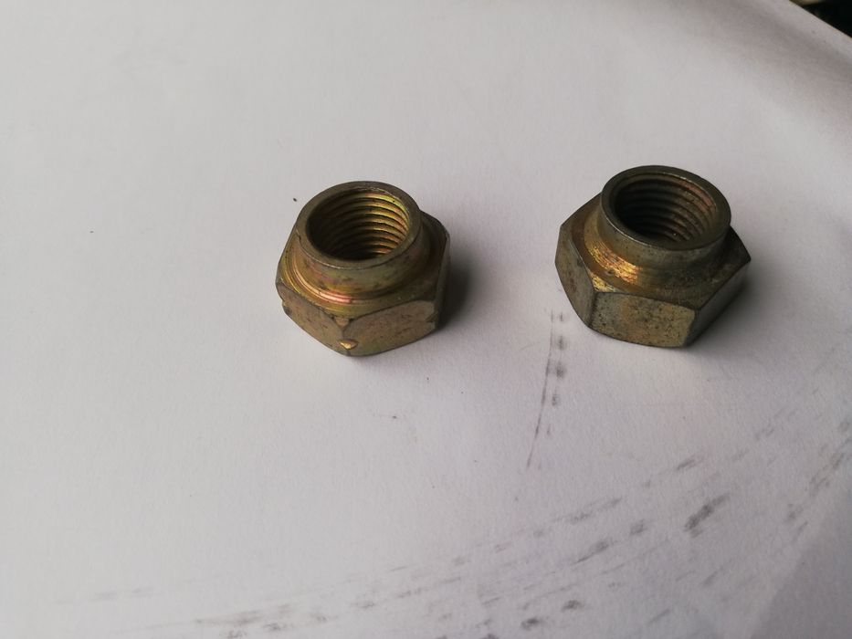 Fiat 126p nakrętki piast kół przednich nowe oryginalne