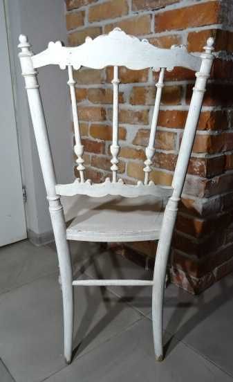 Stare drewniane krzesło shabby chic, vintage