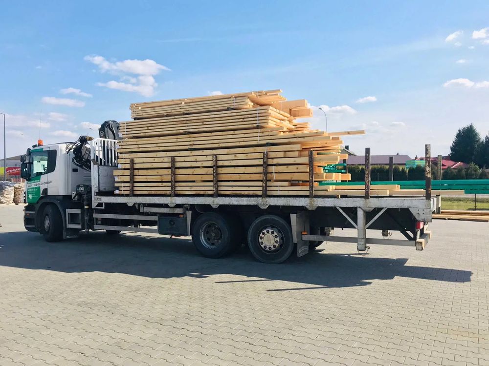 tarcica budowlana, krokwie, deski, drewno konstrukcyjne z transportem