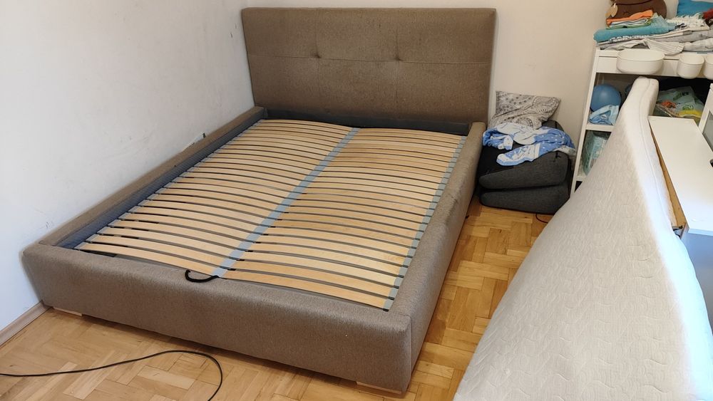 Tapicerowane łóżko z pojemnikiem i stelażem