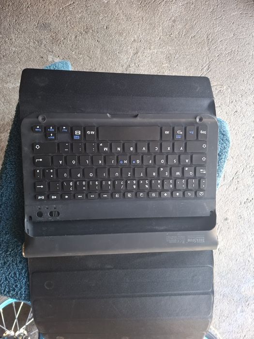 Tablet z klawiaturom TREkSTOR