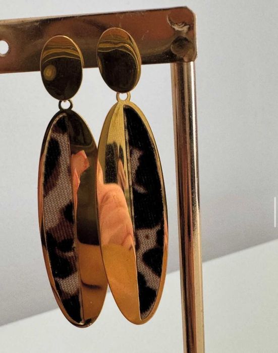 Brincos metal e pele leopardo