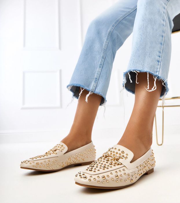 Beżowe mokasyny zdobione ćwiekami Lea