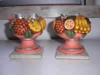 Par de castiçais em barro com decoração de frutas