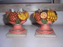 Par de castiçais em barro com decoração de frutas