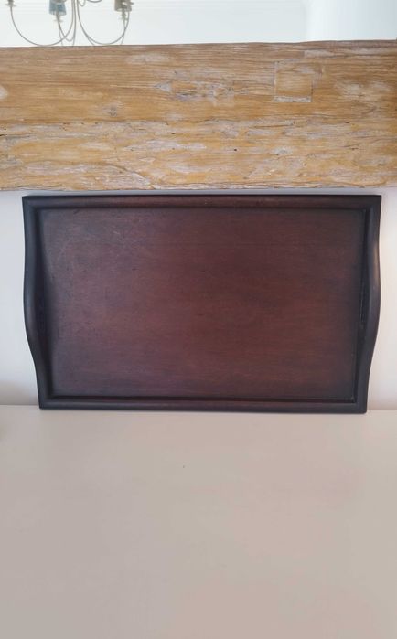 Tabuleiro vintage em madeira.
Grande tabuleiro.
Dimensões: 51,50x33cm