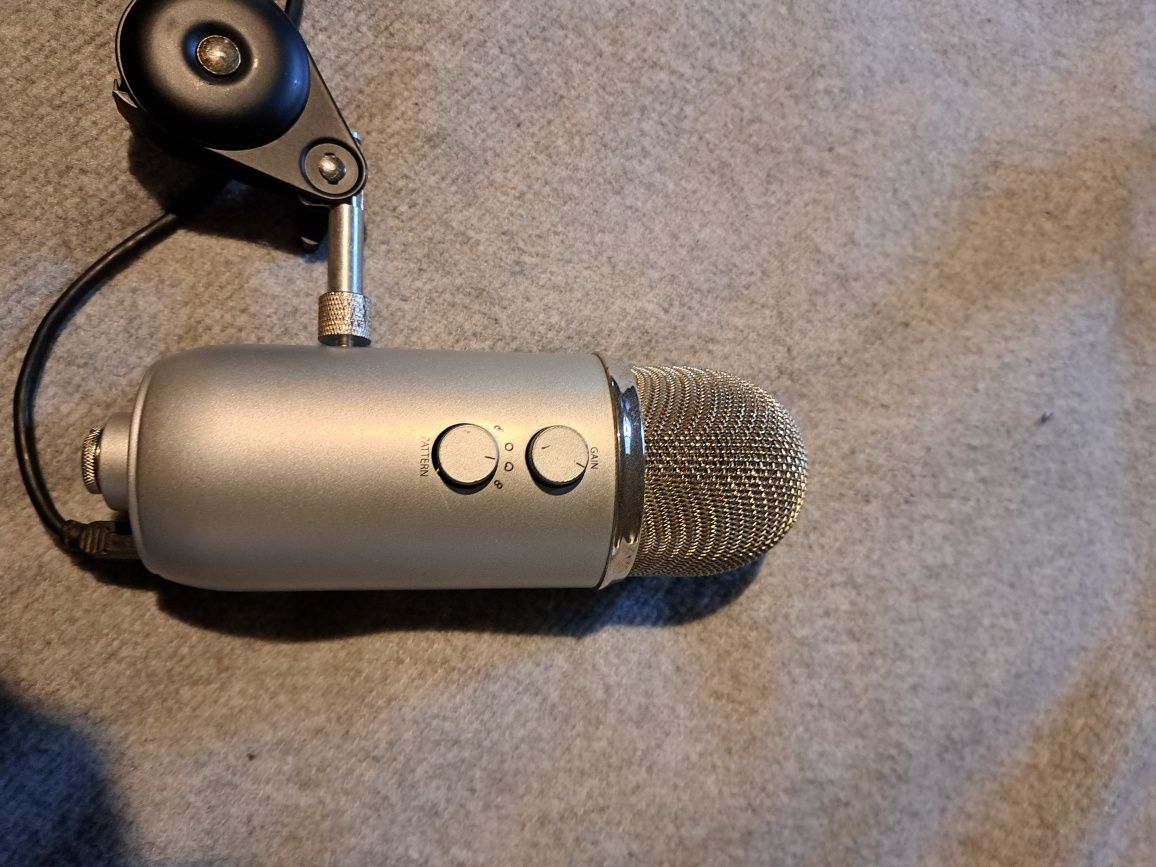 Microfone Blue Yeti + suporte