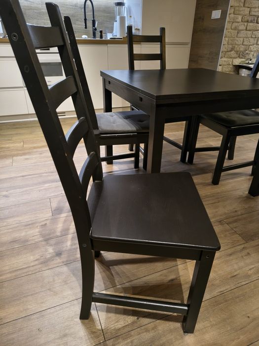 Stół rozkładany IKEA Bjustra i cztery krzesła