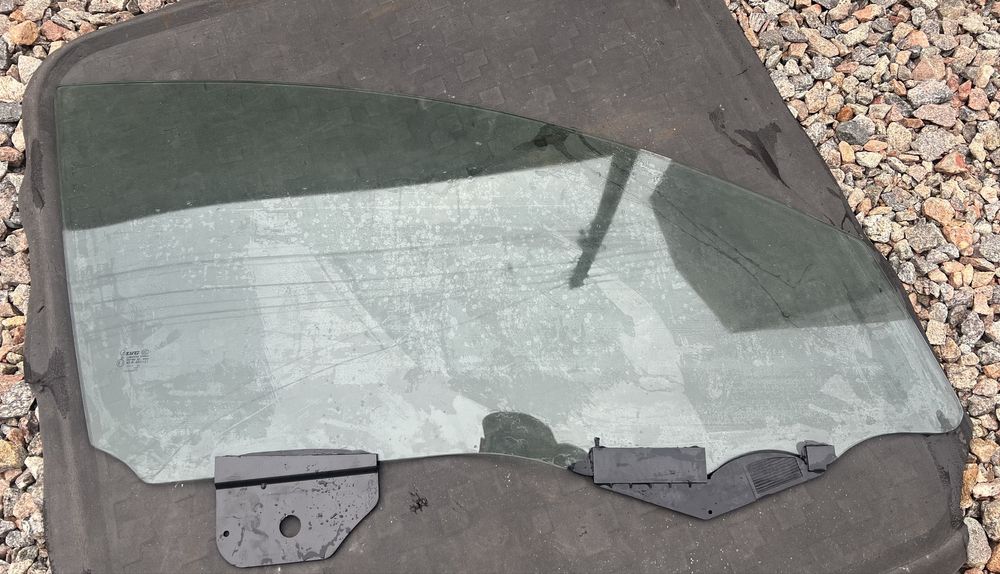 Стекло переднее правое Двойное Tesla Y