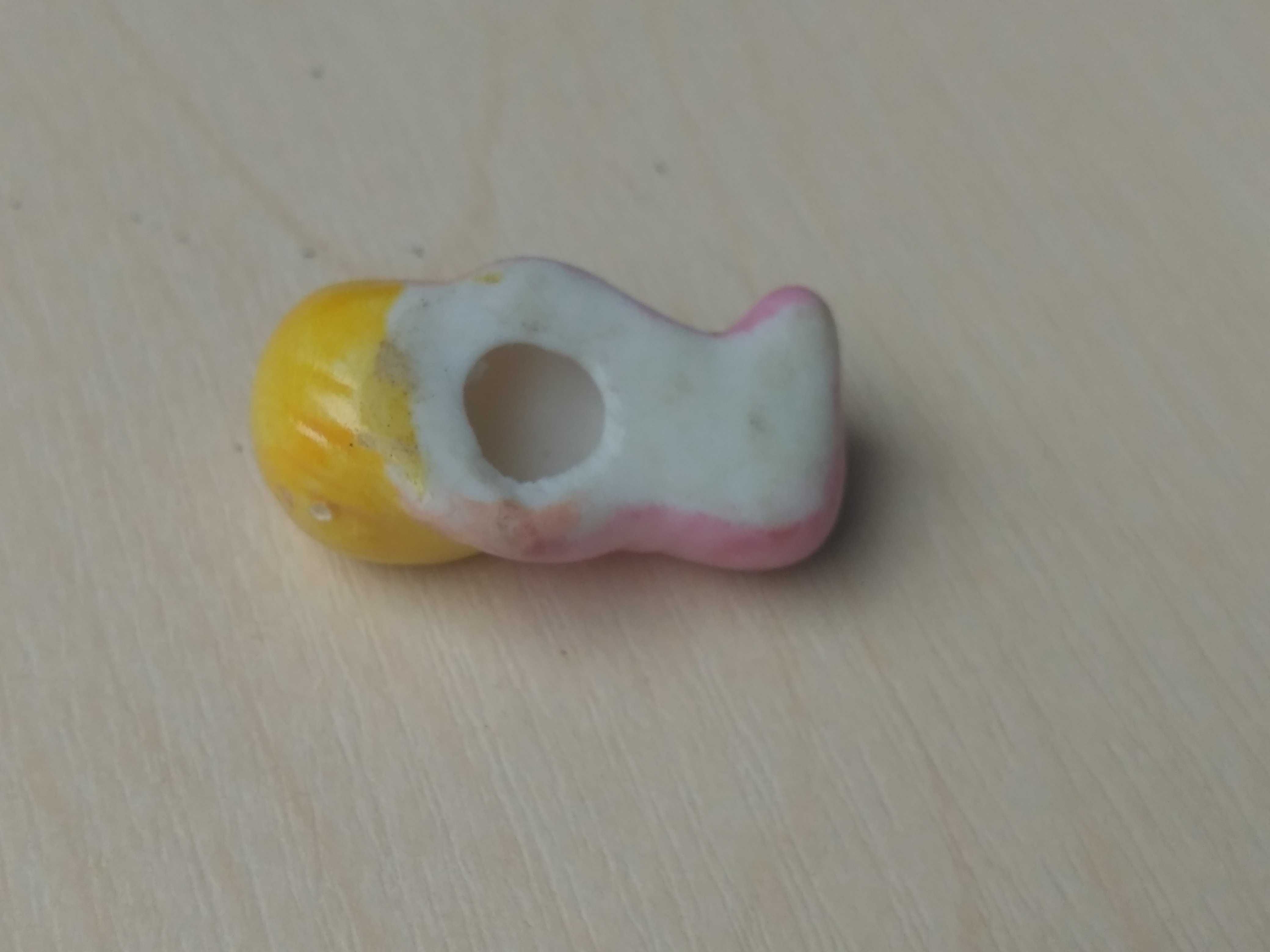 Zabytkowy domek dla lalek Mała porcelanowa figurka śpiącej dziewczynki