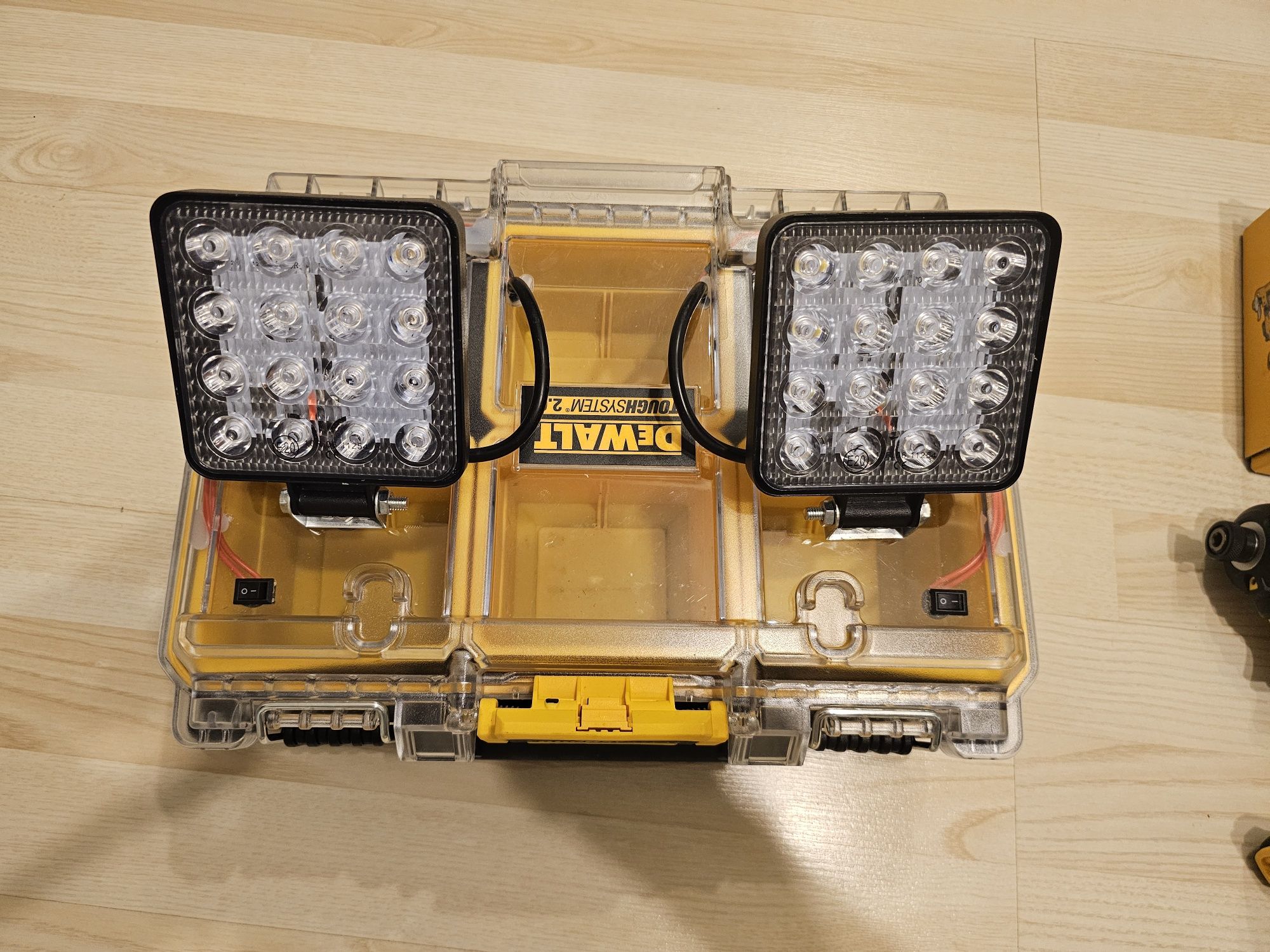 Organizer DeWalt z ledami