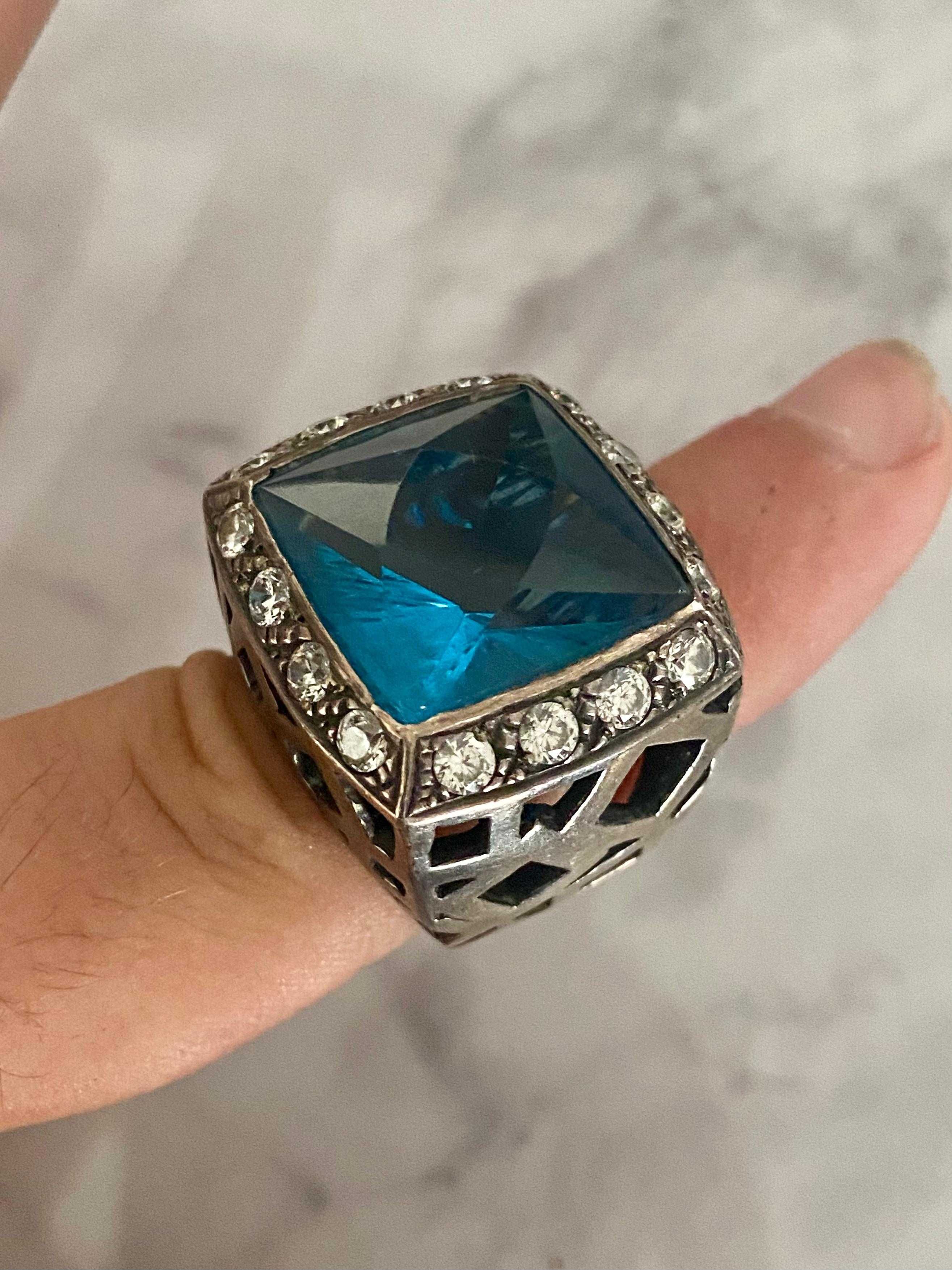 Anel de Prata Sólida com Uma Pedra Azul Grande