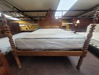 Excelente cama em madeira maciça com um óptimo colchão