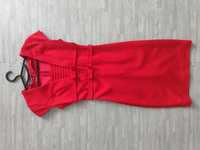 Классическое красное платье, с разрезом сзади