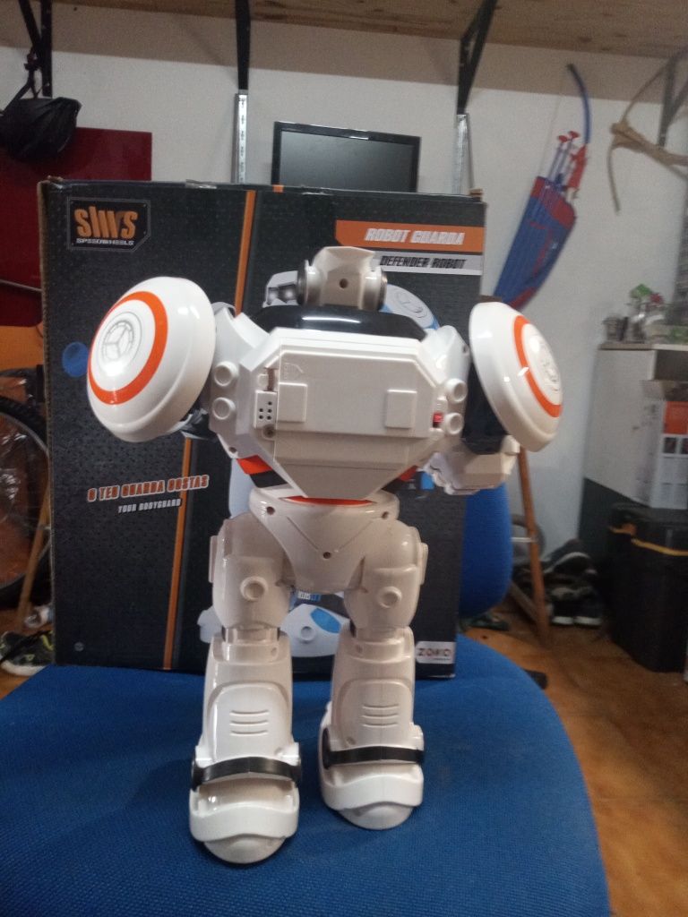 Robô brinquedo Defender