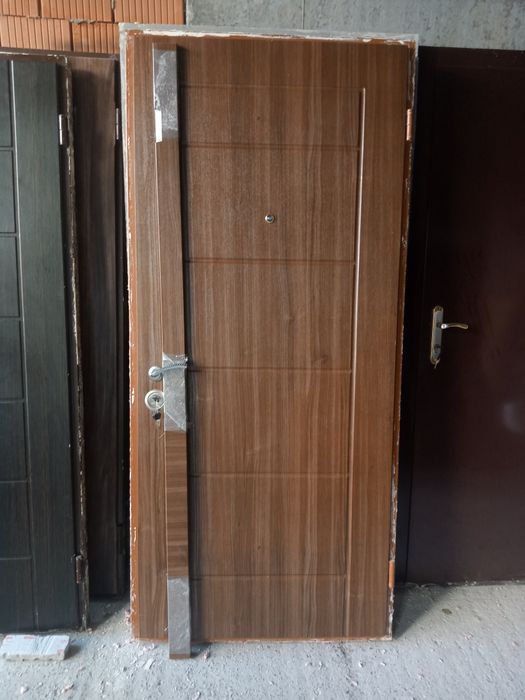 Дверь входная.  .