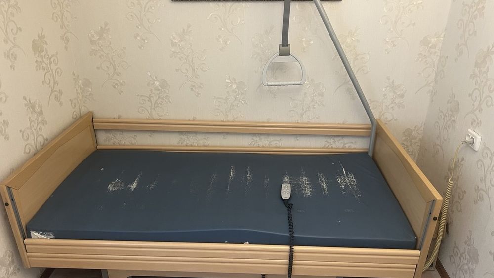 Продам багатофункціональне ліжко з автоматичним підйомом для лежачих.