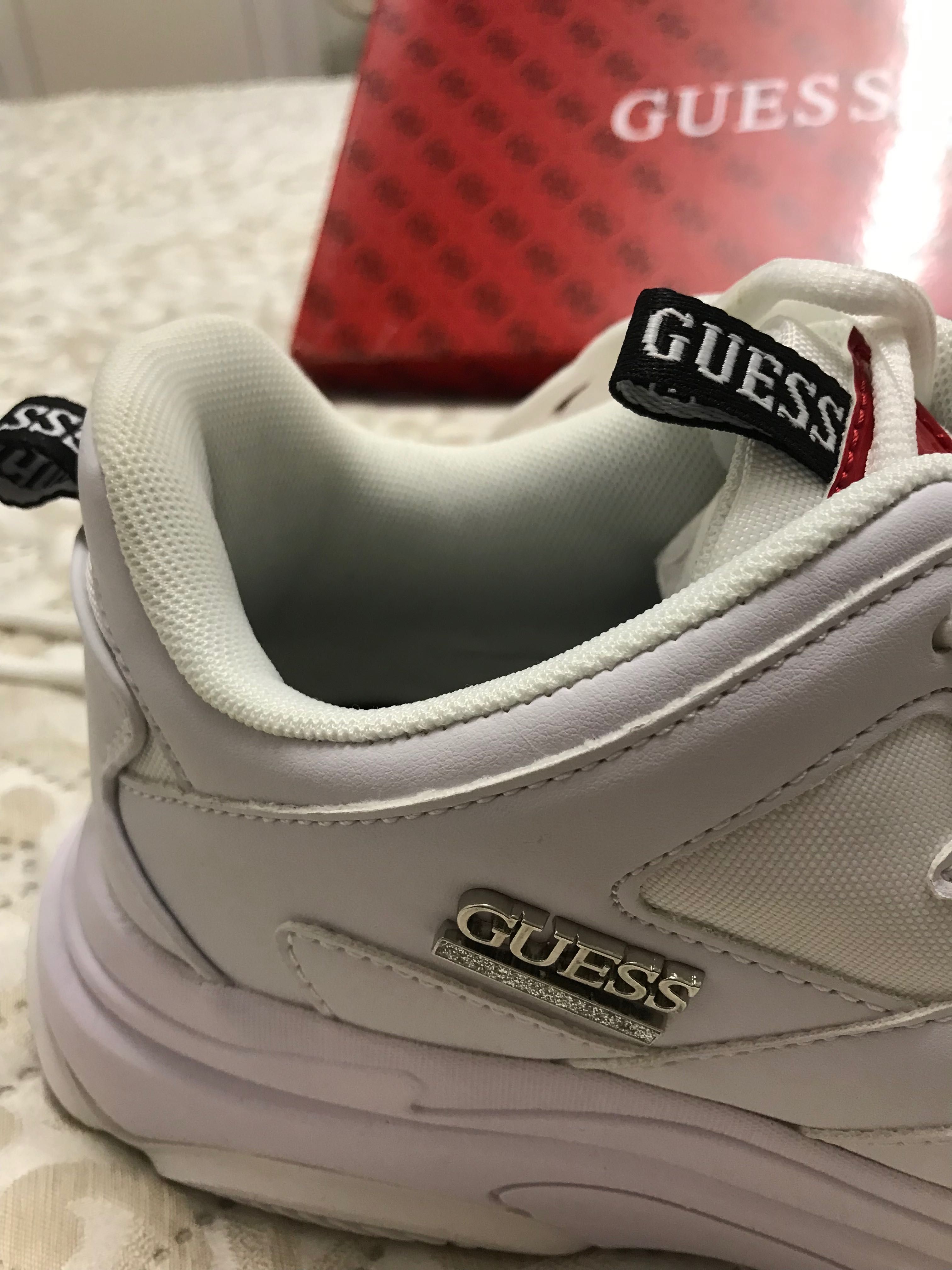 Кроссовки женские белые бренда GUESS