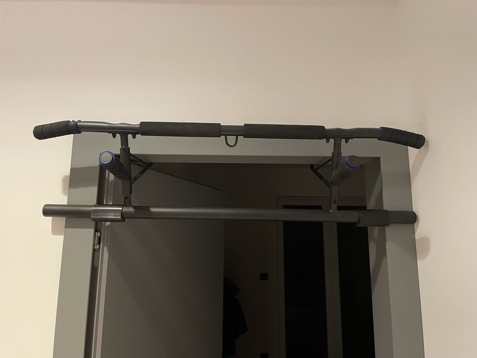 Drążek antypoślizgowy na drzwi