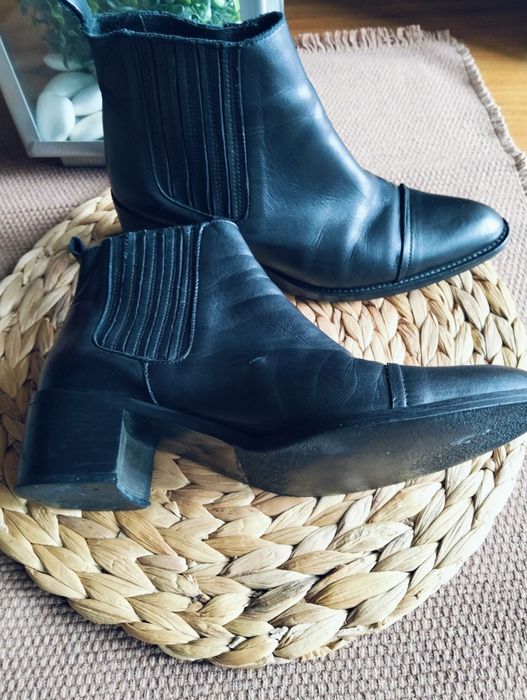 Botins pretos em pele