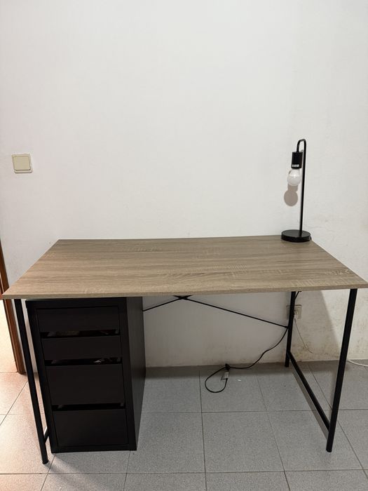 Secretária preta com tampo em madeira