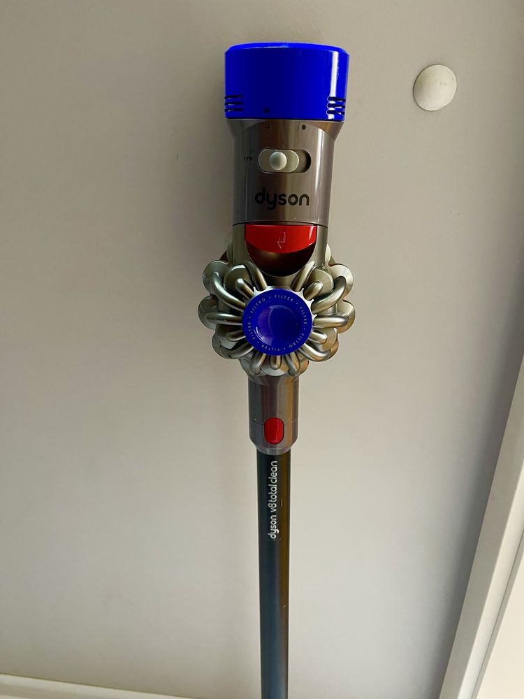 Odkurzacz Dyson V 8 Total clean , oryginalna ładowarka , bateria