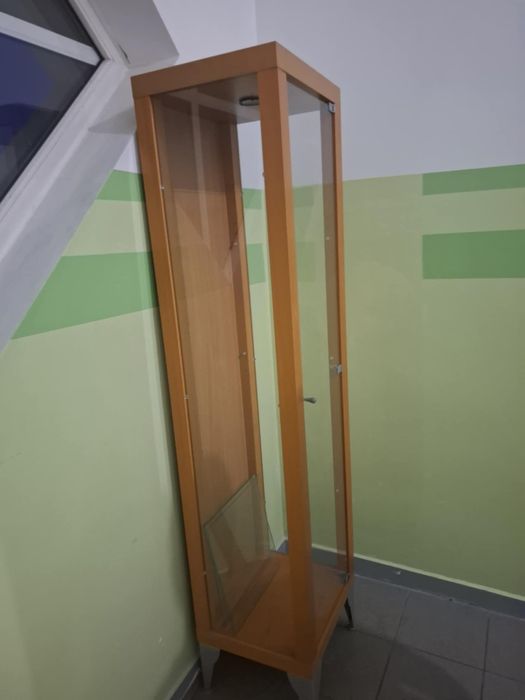 Witryna ze szklanymi półkami