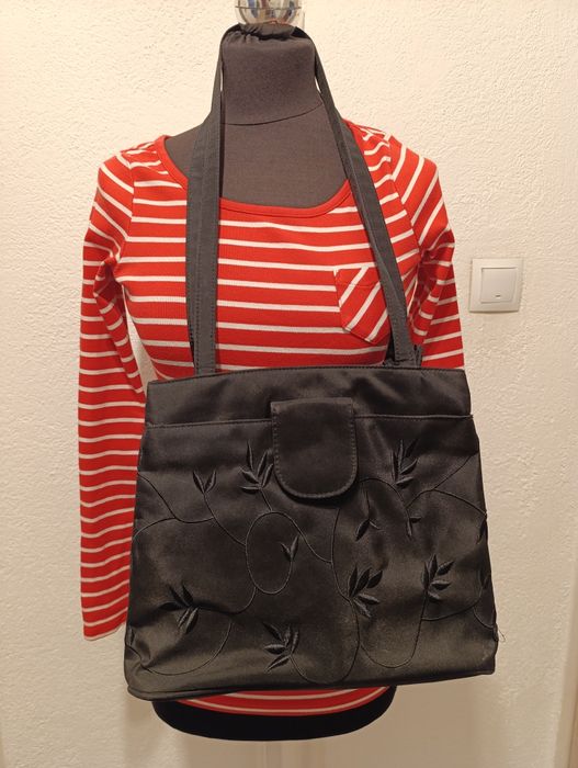 Czarna torebka na ramiączkach