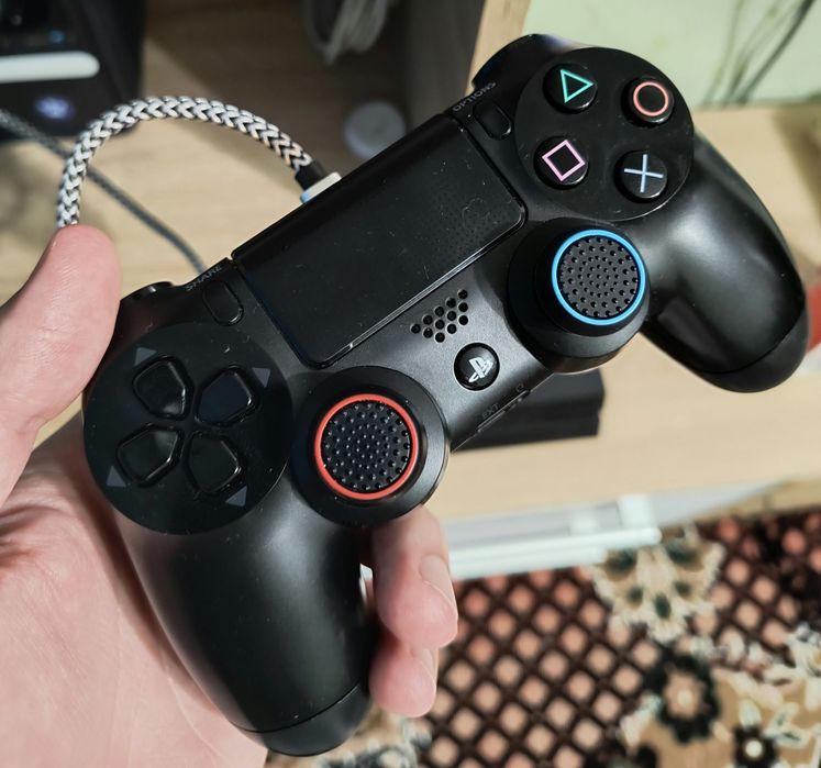 Продам PS4 c играми