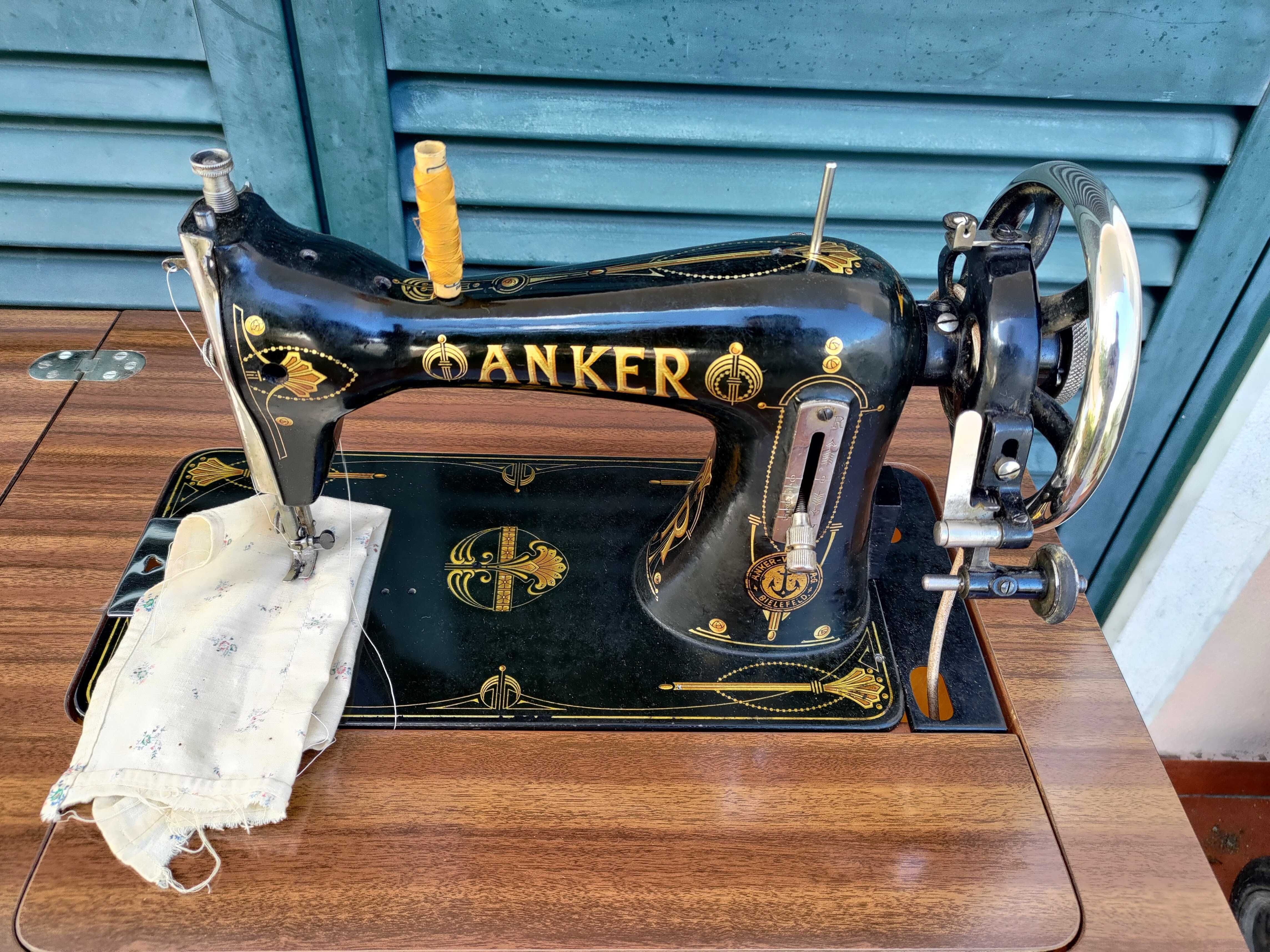 ANKER Máquina de Costura Antiga com Móvel (em Bom Estado)