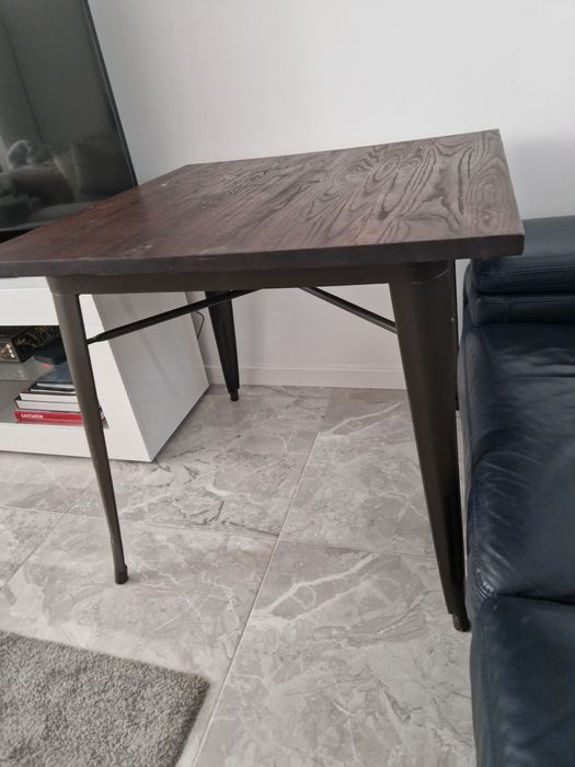 Mesa em aço e madeira