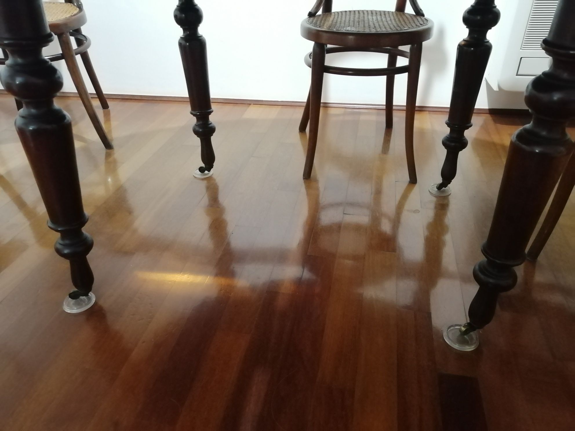 Mesa oval de madeira em estilo romântico.