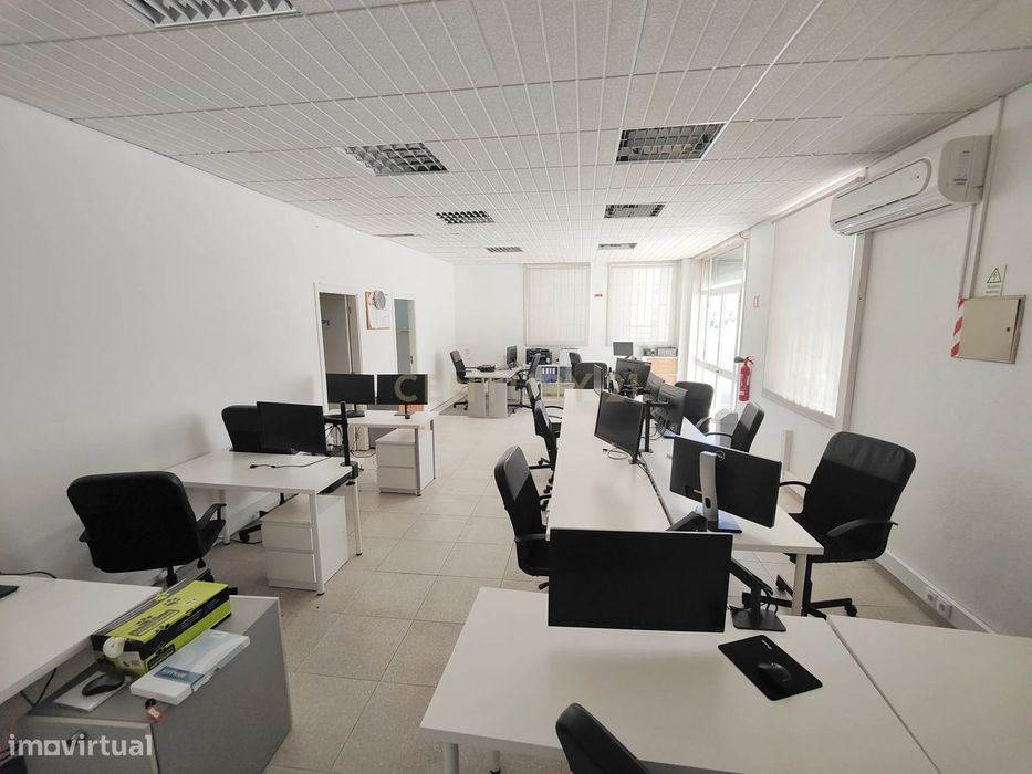 Loja em Alverca, arrendada por 700,00€ mês, com parqueamento e arrecad