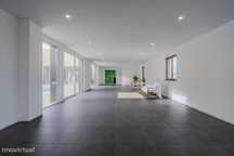 Moradia com 5 suites + garagem e piscina em lote com 2440m2