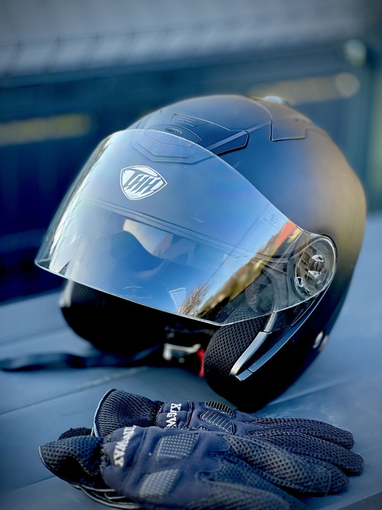 Kask motocyklowy renomowanej firmy THH