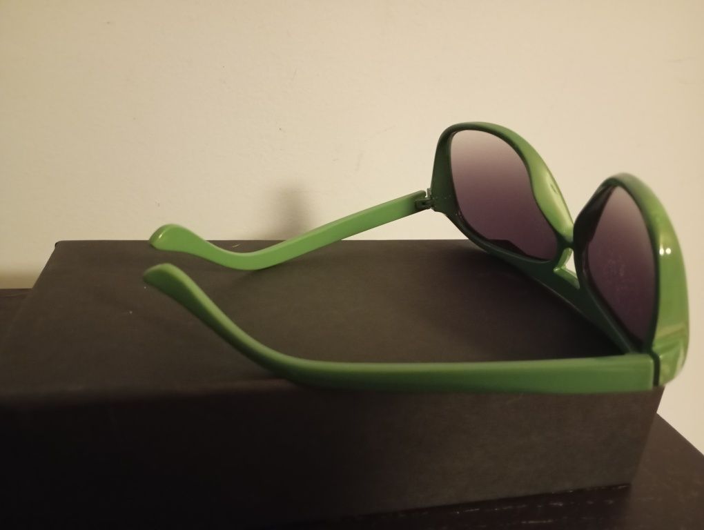 Óculos de sol em verde