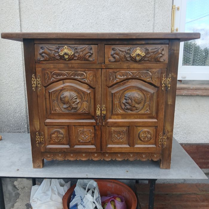 Продам різьблений комод.