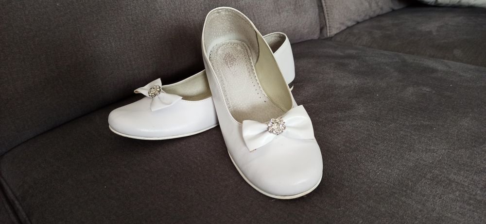 Baleriny białe z ozdobną kokardką