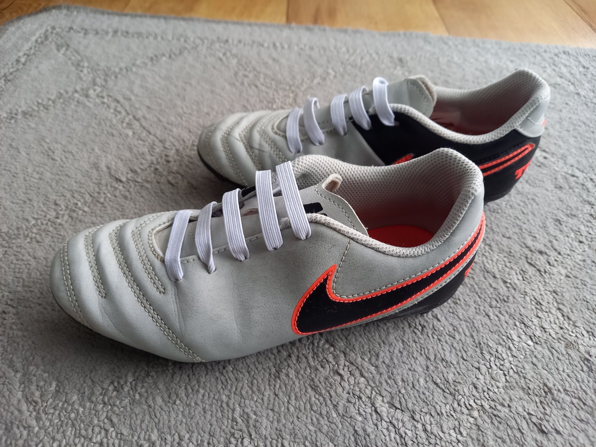 Sprzedam dziecięce korki Nike roz. 35